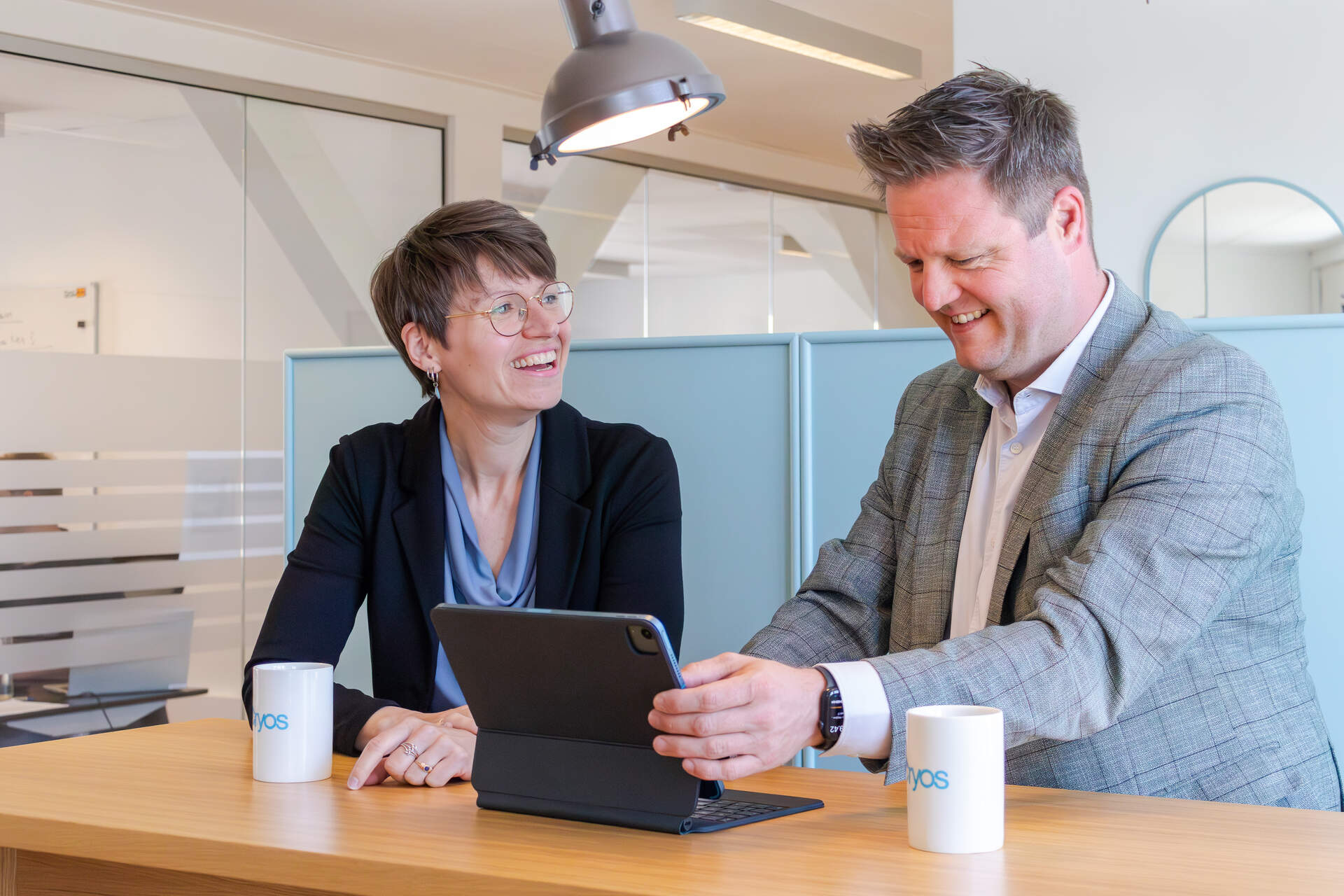 To kolleger ved et bord